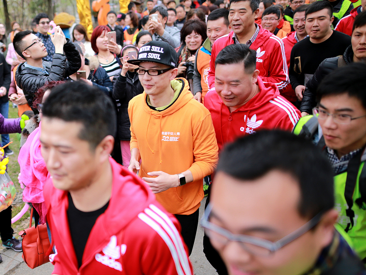 球员在比赛中表现出色，获得掌声