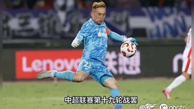 柯隆主场成功保级,球队庆祝胜利场面热烈 柯隆主场成功保级,球队庆祝胜利场面热烈