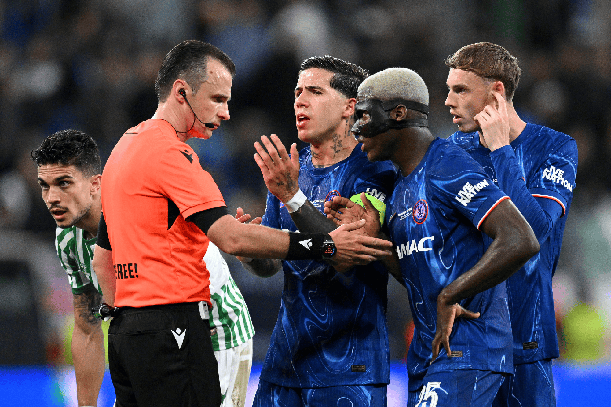 包含切尔西客场失利，球队实力受到质疑的词条