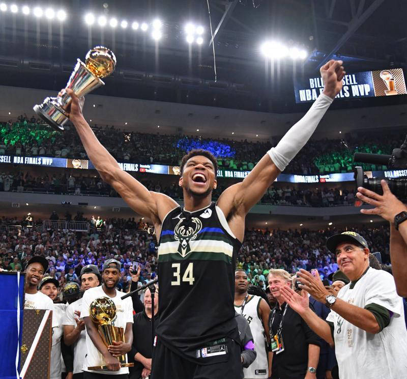 熊猫体育官方-雄鹿队成功逆转，晋级季后赛半决赛