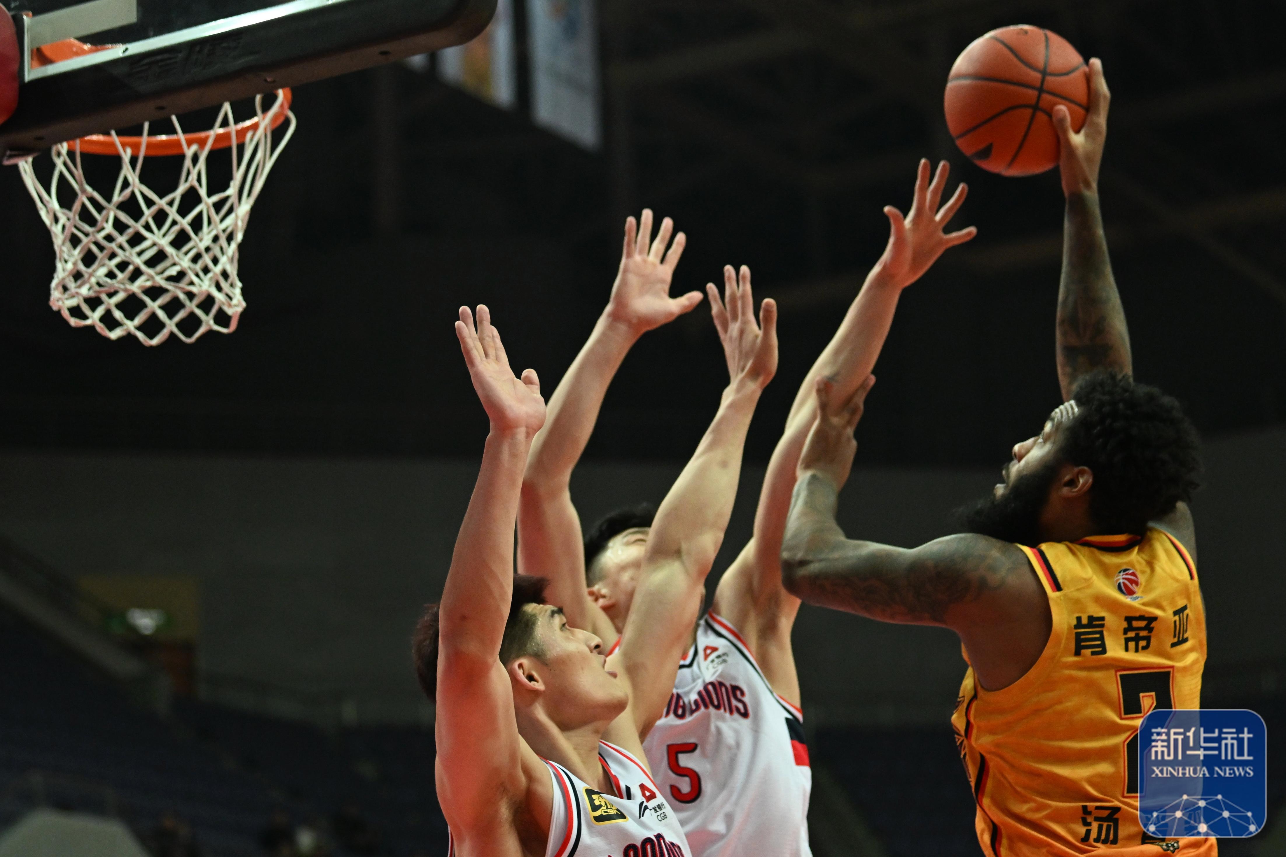 篮球热潮席卷全国，经典对决引无数观众狂热的简单介绍