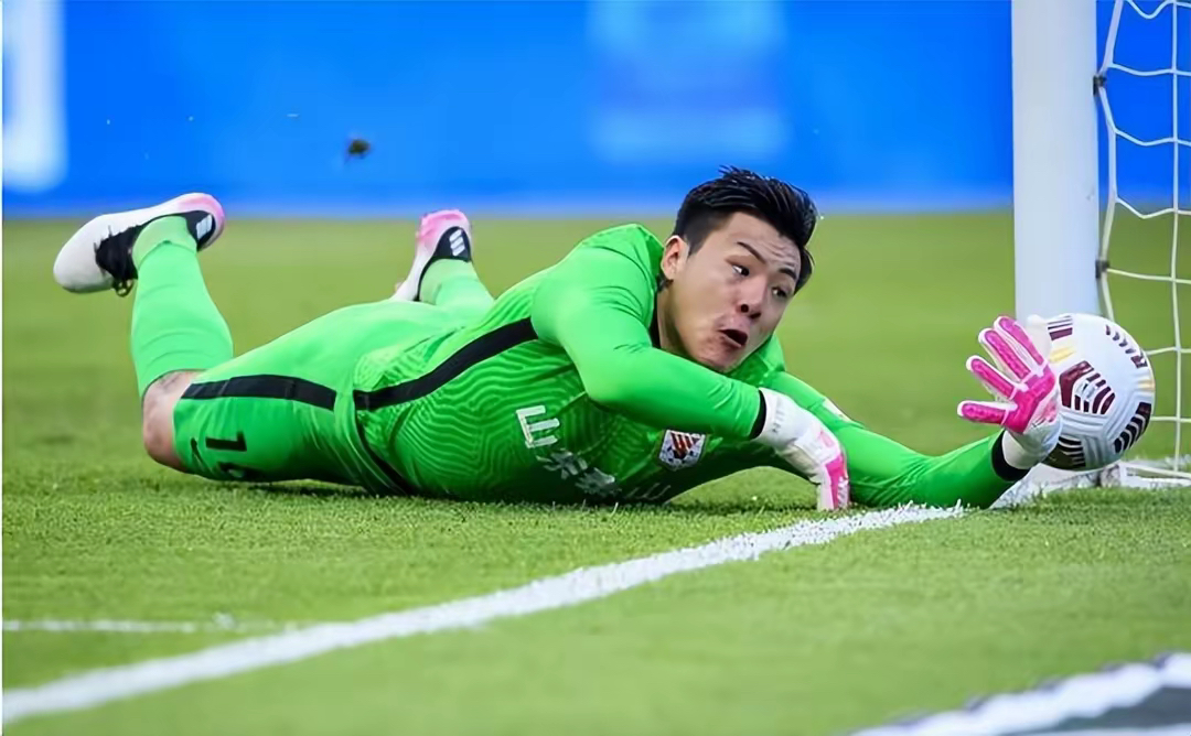 门将神勇扑救,助球队逆转战局 门将神勇扑救,助球队逆转战局