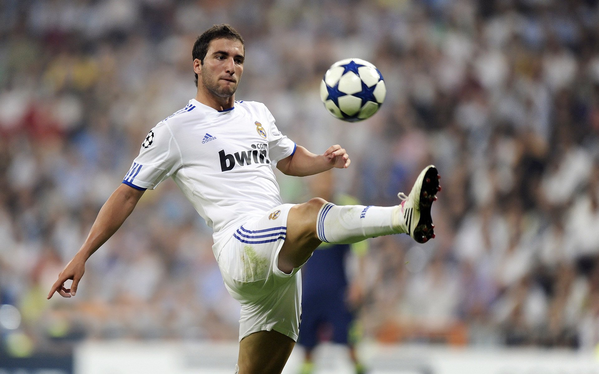 熊猫体育平台-跨越时空的对决，当魔术鏢战凯尔特人之夜，杰伦·格林在美加墨世界杯接管比赛